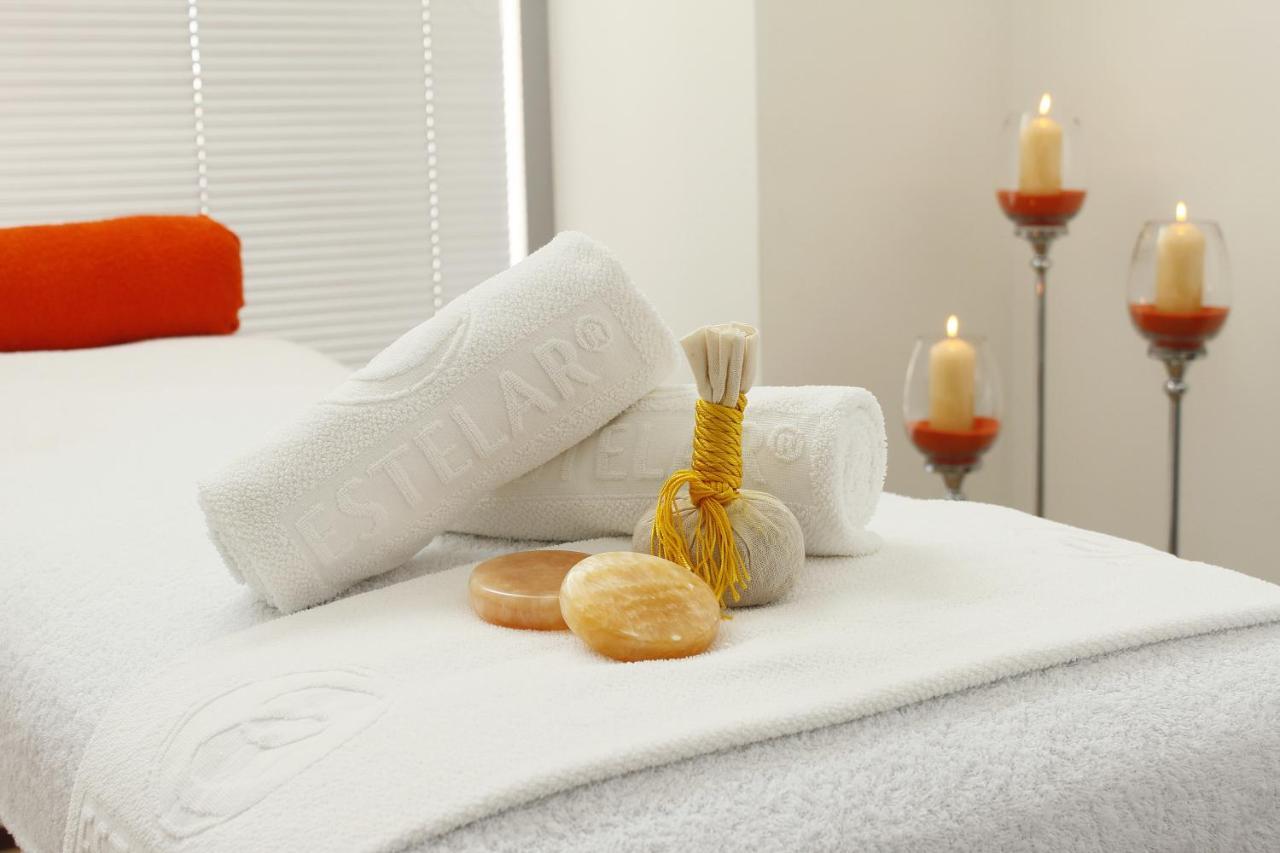 Estelar Alto Prado Barranquilla  Exterior photo A massage table with towels and massage stones